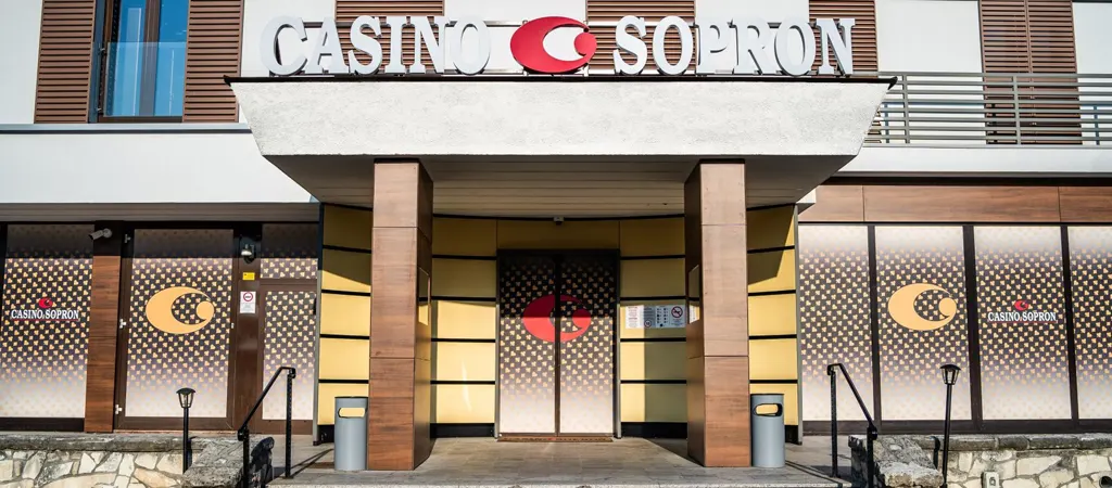 F&ouml;ldi kaszin&oacute; Magyarorsz&aacute;g nyugati hat&aacute;r&aacute;n, Casino Sopron bej&aacute;rata k&uuml;lső n&eacute;zetből.