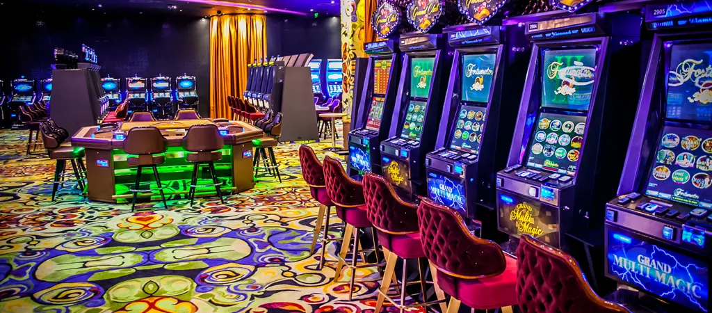 F&ouml;ldi kaszin&oacute; Magyarorsz&aacute;g keleti r&eacute;sz&eacute;n, Grand Casino Debrecen modern &eacute;s sz&iacute;nes j&aacute;t&eacute;kterme.