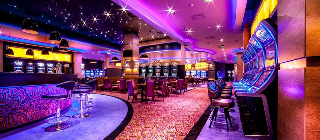 F&ouml;ldi kaszin&oacute; Magyarorsz&aacute;g ter&uuml;let&eacute;n, Onyx Casino Ny&iacute;regyh&aacute;za belső tere modern nyerőg&eacute;pekkel.