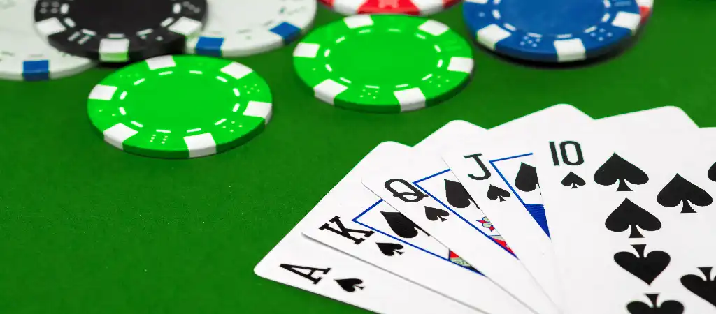 5 lapos p&oacute;ker szab&aacute;lyok kezdőknek, alapvető j&aacute;t&eacute;kmenet &eacute;s k&eacute;zle&iacute;r&aacute;sok