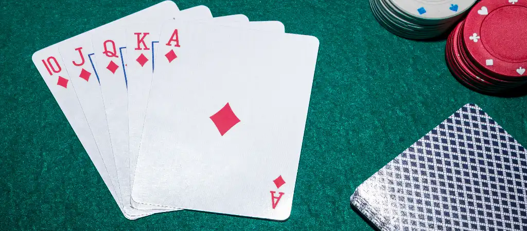 5 lapos p&oacute;ker kezek bemutat&aacute;sa lapkombin&aacute;ci&oacute;val z&ouml;ld asztalon