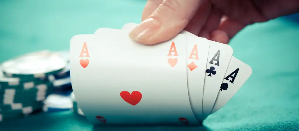 5 lapos p&oacute;ker nyerő p&oacute;ker kombin&aacute;ci&oacute; a k&eacute;zben