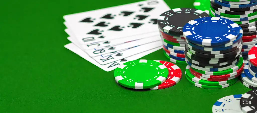 5 lapos p&oacute;ker strat&eacute;gi&aacute;k &eacute;s j&aacute;t&eacute;ktippek, p&oacute;kerk&aacute;rty&aacute;kkal &eacute;s kaszin&oacute; zsetonokkal