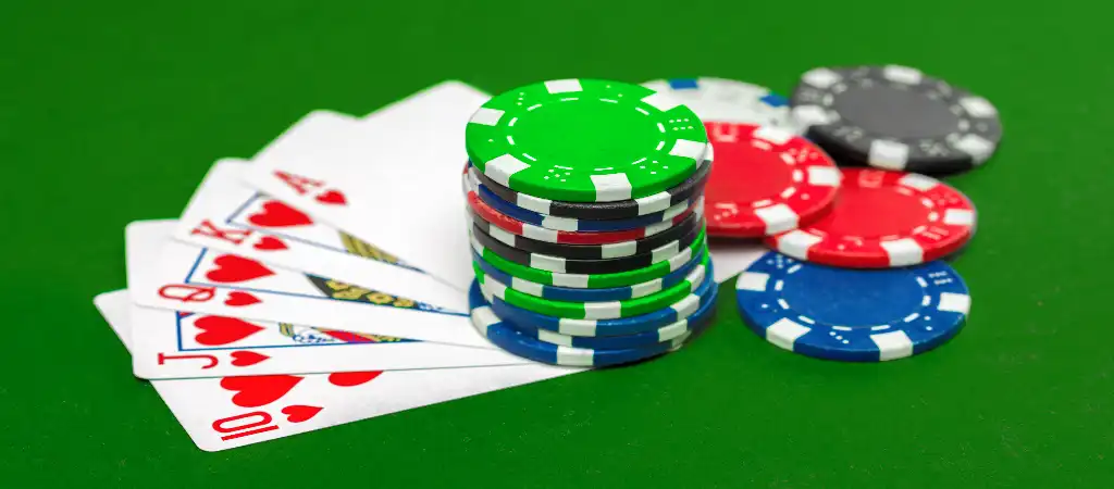 5 lapos p&oacute;ker szab&aacute;lyok &eacute;s tippek kezdőknek, zsetonokkal &eacute;s p&oacute;kerk&aacute;rty&aacute;kkal illusztr&aacute;lva