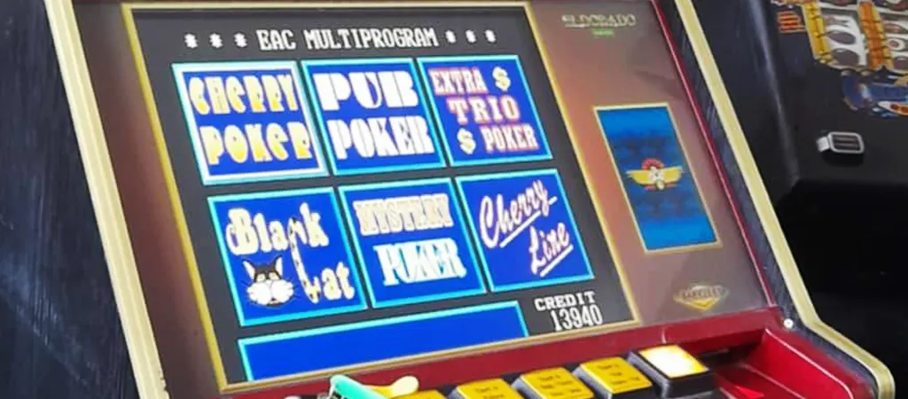 R&eacute;gi EAC multiprogram nyerőg&eacute;p kijelzője, Cherry Poker, Pub Poker &eacute;s egy&eacute;b retro j&aacute;t&eacute;kok v&aacute;laszt&aacute;si lehetős&eacute;geivel