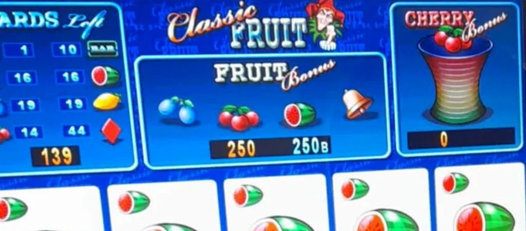 Fruit Poker retro nyerőg&eacute;p k&eacute;pernyő, gy&uuml;m&ouml;lcs szimb&oacute;lumokkal &eacute;s b&oacute;nuszokkal