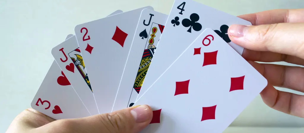 R&ouml;mi szab&aacute;lyok k&aacute;rtyakombin&aacute;ci&oacute;k, k&uuml;l&ouml;nb&ouml;ző lapok k&eacute;zben, k&ouml;zt&uuml;k figur&aacute;s &eacute;s sz&aacute;mos k&aacute;rty&aacute;k