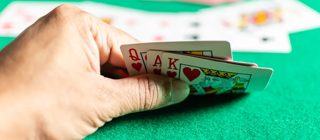 R&ouml;mi szab&aacute;lyok r&eacute;szletes le&iacute;r&aacute;s, a j&aacute;t&eacute;kos kez&eacute;ben h&aacute;rom k&aacute;rtyalap