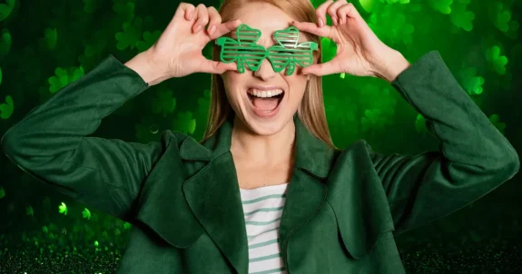 Nő négylevelű lóhere szemüvegben, szerencse szimbólum 2025-ben