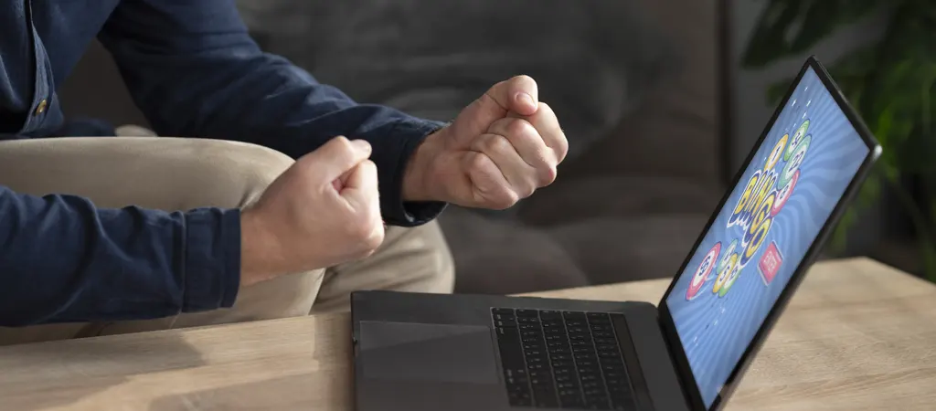 Szerencsej&aacute;t&eacute;k nyerem&eacute;ny ad&oacute;z&aacute;s lott&oacute; eset&eacute;n, nyertes j&aacute;t&eacute;kos &ouml;r&ouml;me sz&aacute;m&iacute;t&oacute;g&eacute;p előtt