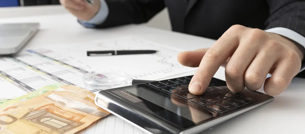 Szerencsej&aacute;t&eacute;k nyerem&eacute;ny ad&oacute;z&aacute;s Magyarorsz&aacute;gon, k&eacute;zzel sz&aacute;mol&oacute;g&eacute;pen sz&aacute;molva eur&oacute; bankjegyekkel az asztalon