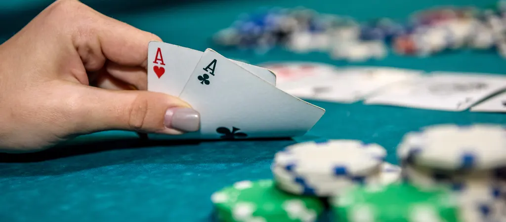 P&oacute;ker j&aacute;t&eacute;k k&eacute;t &aacute;sz lappal, nyer&eacute;si es&eacute;lyek 2025-ben