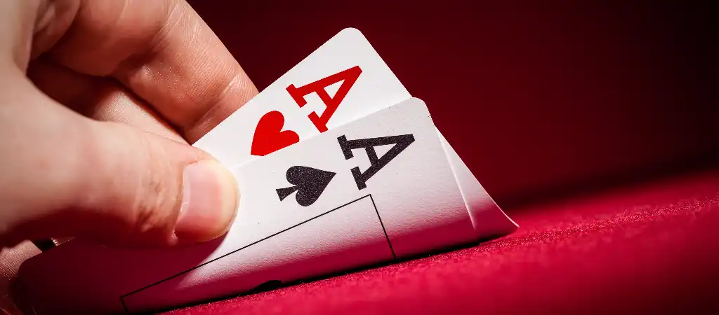 Texas Holdem p&oacute;ker kezdőknek, alapvető szab&aacute;lyok &eacute;s j&aacute;t&eacute;kmenet illusztr&aacute;ci&oacute;ja