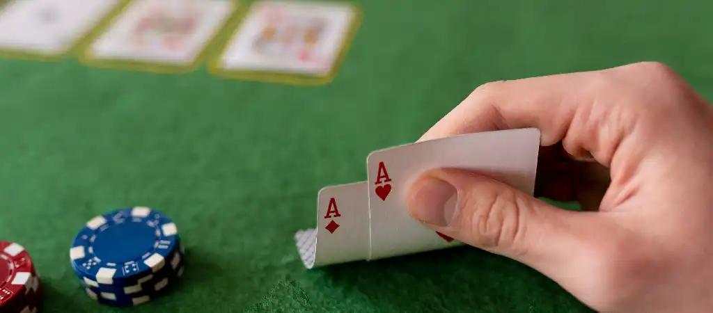 Texas Holdem p&oacute;ker strat&eacute;gi&aacute;k vizu&aacute;lis &aacute;br&aacute;zol&aacute;sa, erős kezdő kezekkel &eacute;s zsetonokkal