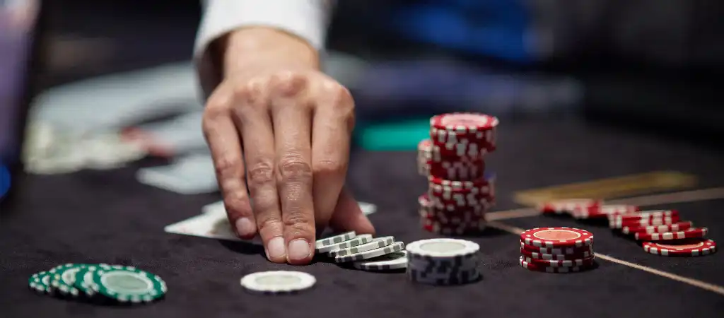 Texas Holdem p&oacute;ker t&eacute;tek &eacute;s licit&aacute;l&aacute;si szab&aacute;lyok bemutat&aacute;sa kaszin&oacute; zsetonokkal