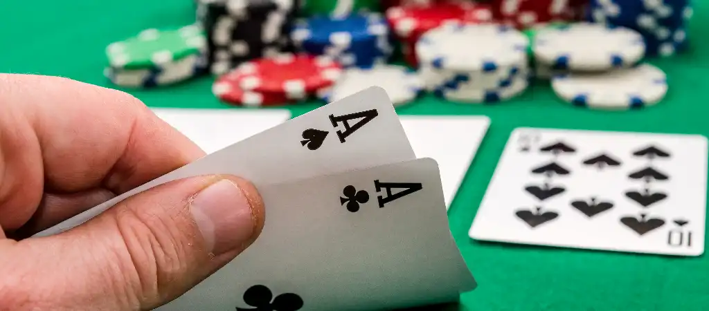 Texas Holdem p&oacute;ker kezdőknek sz&oacute;l&oacute; strat&eacute;giai &uacute;tmutat&oacute;, lapok &eacute;s zsetonok illusztr&aacute;ci&oacute;val