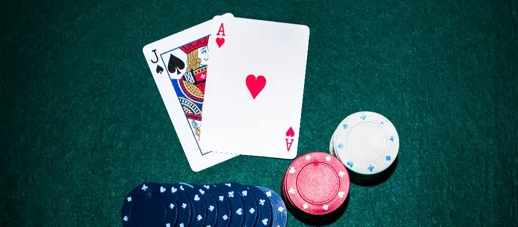 Blackjack szab&aacute;lyok &eacute;s nyer&eacute;si es&eacute;lyek, &aacute;sz &eacute;s bubi kombin&aacute;ci&oacute;, amely a legerősebb k&eacute;z a j&aacute;t&eacute;kban.