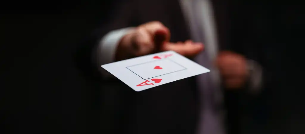 Blackjack szab&aacute;lyok &eacute;s j&aacute;t&eacute;kvari&aacute;ci&oacute;k, k&aacute;rtya rep&uuml;l a levegőben, modern kaszin&oacute; hangulatot id&eacute;zve