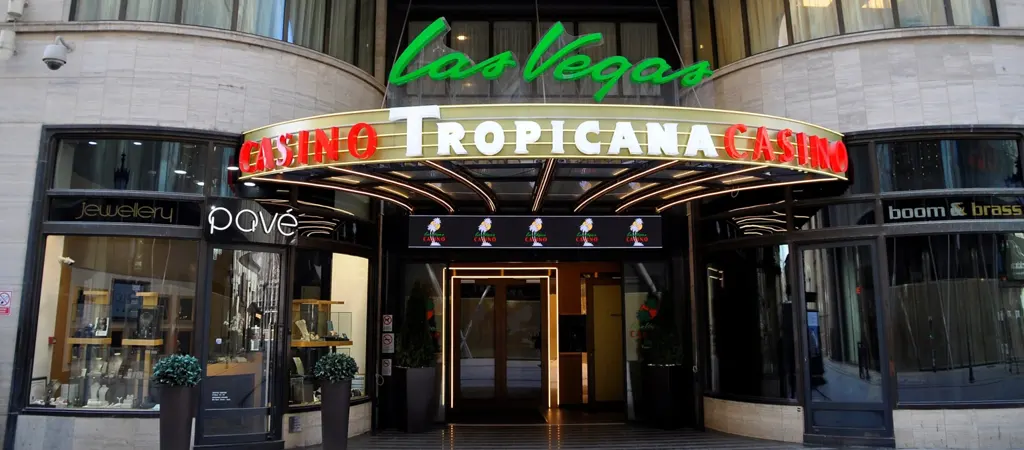 Las Vegas Casino Tropicana, ikonikus budapesti f&ouml;ldi kaszin&oacute; a belv&aacute;rosban, l&aacute;tv&aacute;nyos enteriőrrel &eacute;s nemzetk&ouml;zi hangulattal