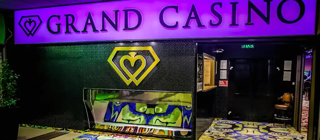 Casino Debrecen, f&ouml;ldi kaszin&oacute; Magyarorsz&aacute;gon, Grand Casino bej&aacute;rata &eacute;s a kaszin&oacute; log&oacute;ja