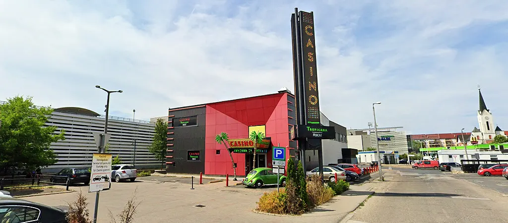 Casino Tropicana Miskolc f&ouml;ldi kaszin&oacute; bej&aacute;rata Magyarorsz&aacute;gon, parkol&oacute;val &eacute;s kaszin&oacute; felirattal