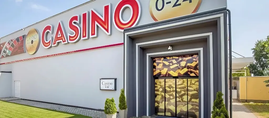 Casino Win Győr, 0&ndash;24 &oacute;r&aacute;ig nyitva tart&oacute; f&ouml;ldi kaszin&oacute; Magyarorsz&aacute;gon, modern &eacute;p&uuml;let &eacute;s h&iacute;vogat&oacute; bej&aacute;rat Győr v&aacute;ros&aacute;ban