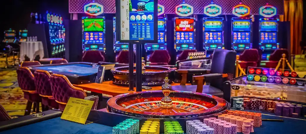 Grand Casino Debrecen, f&ouml;ldi kaszin&oacute; Magyarorsz&aacute;gon, rulettasztal &eacute;s j&aacute;t&eacute;kg&eacute;pek a j&aacute;t&eacute;kteremben