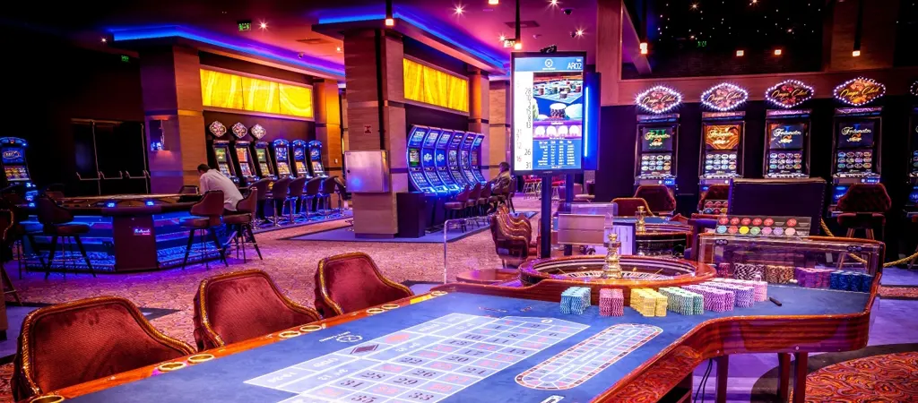 Onyx Casino Ny&iacute;regyh&aacute;za f&ouml;ldi kaszin&oacute; Magyarorsz&aacute;gon, rulettasztallal &eacute;s nyerőg&eacute;pekkel a j&aacute;t&eacute;kteremben