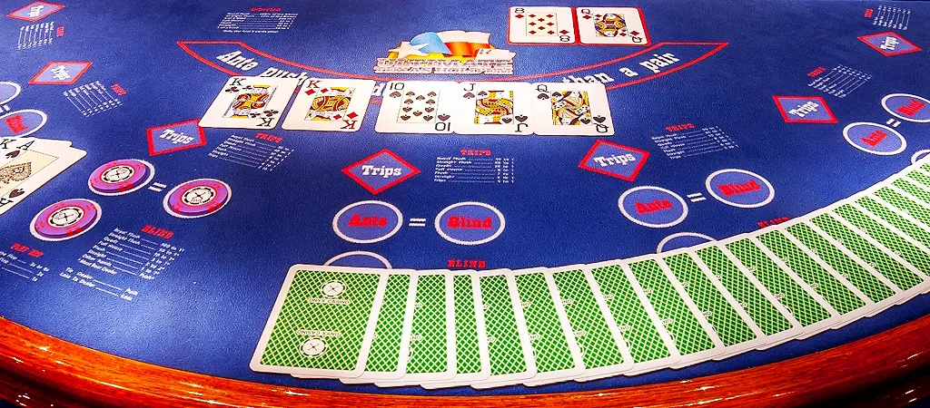 Ultimate Texas Hold&rsquo;em Poker asztal fel&eacute;p&iacute;t&eacute;se, osztott lapok, k&ouml;z&ouml;s lapok &eacute;s t&eacute;thelyek kaszin&oacute; k&ouml;rnyezetben