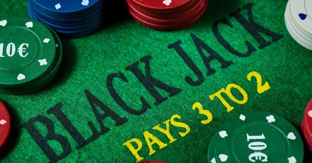 Black jack asztal zsetonokkal és felirattal, amely szemléletesen mutatja be, mit takar a black jack stratégia jelentése a gyakorlatban