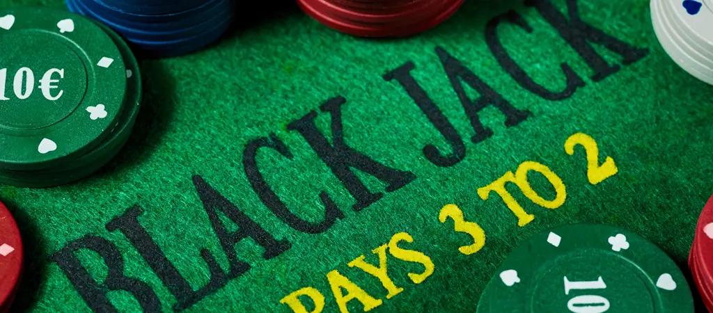 Black jack j&aacute;t&eacute;kasztal zsetonokkal &eacute;s k&aacute;rty&aacute;kkal, amely vizu&aacute;lisan kiemeli a black jack strat&eacute;gia jelent&eacute;se &eacute;s fontoss&aacute;ga k&ouml;zti &ouml;sszef&uuml;gg&eacute;st