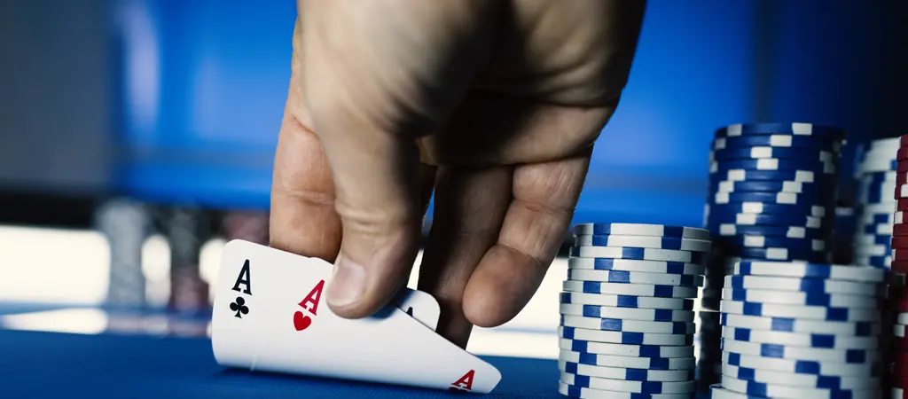 K&eacute;t kezdőlap felfed&eacute;se zsetonok mellett, bemutatva a k&eacute;t lapos p&oacute;ker szab&aacute;lyai Texas Holdem l&eacute;p&eacute;sről l&eacute;p&eacute;sre fel&eacute;p&iacute;t&eacute;s&eacute;t