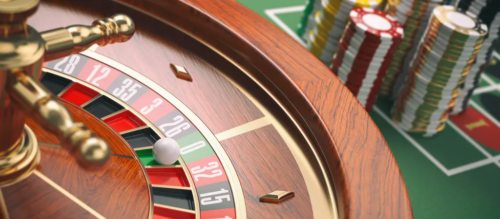 Klasszikus kaszin&oacute; rulettasztal k&ouml;zelről, amely j&oacute;l illusztr&aacute;lja a kezdőbar&aacute;t rulett strat&eacute;gia alapjait &eacute;s a j&aacute;t&eacute;k műk&ouml;d&eacute;s&eacute;t