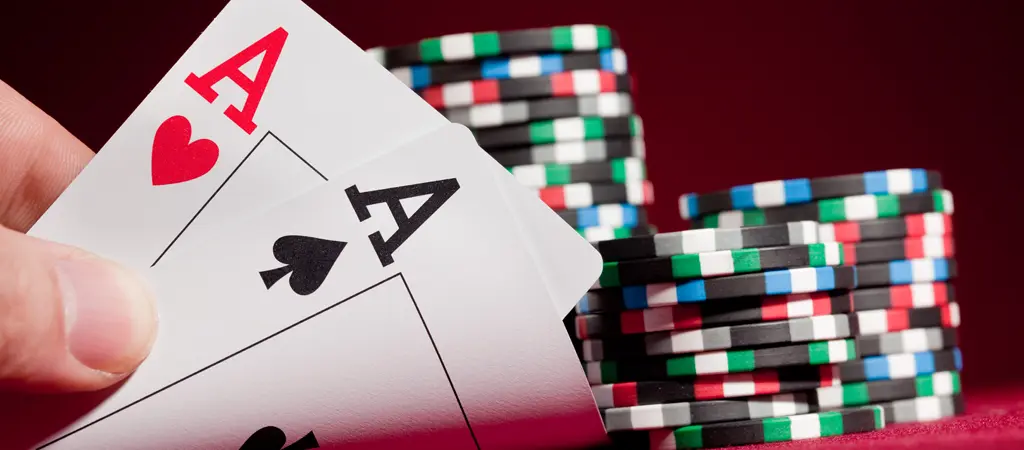 J&aacute;t&eacute;kk&aacute;rty&aacute;k &eacute;s zsetonok modern elrendez&eacute;sben, amelyek az online k&eacute;t lapos p&oacute;ker szab&aacute;lyok digit&aacute;lis j&aacute;t&eacute;k&eacute;lm&eacute;ny&eacute;re utalnak