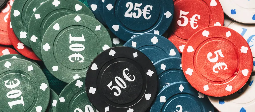 K&uuml;l&ouml;nb&ouml;ző &eacute;rt&eacute;kű poker zsetonok digit&aacute;lis j&aacute;t&eacute;khangulatot id&eacute;ző elrendez&eacute;sben, amely az online p&oacute;ker zseton &eacute;rt&eacute;kek műk&ouml;d&eacute;s&eacute;re utal