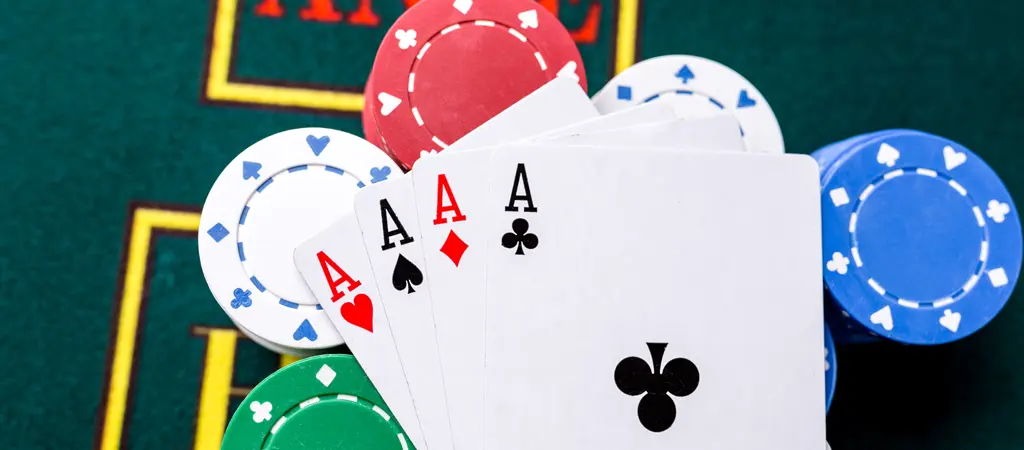 Elt&eacute;rő c&iacute;mletű p&oacute;ker zsetonok r&eacute;szletes k&ouml;zelk&eacute;pe, amely seg&iacute;t meg&eacute;rteni, hogy a p&oacute;ker zseton &eacute;rt&eacute;kek mennyit &eacute;rnek a j&aacute;t&eacute;kban