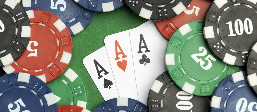 P&oacute;ker zsetonok &eacute;s lapok egy&uuml;tt egy asztalon, szeml&eacute;ltetve, hogy a p&oacute;ker zsetonok mire haszn&aacute;lj&aacute;k a t&eacute;tek &eacute;s d&ouml;nt&eacute;sek sor&aacute;n