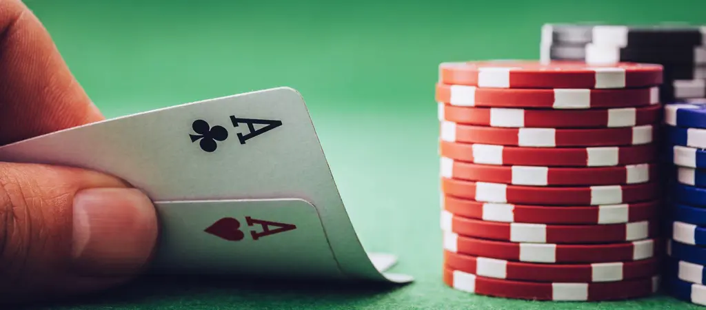 P&oacute;ker asztaln&aacute;l zajl&oacute; j&aacute;t&eacute;khelyzet lapokkal &eacute;s zsetonokkal, amely szeml&eacute;lteti, hogyan zajlik egy leoszt&aacute;s Texas Holdem p&oacute;kerben