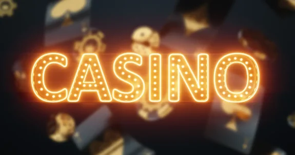 Neon stílusú kaszinó felirat sötét háttér előtt lebegő kártyákkal és játék szimbólumokkal, amely a szerencsejáték világának hangulatát és a kaszinók szórakoztató környezetét idézi meg