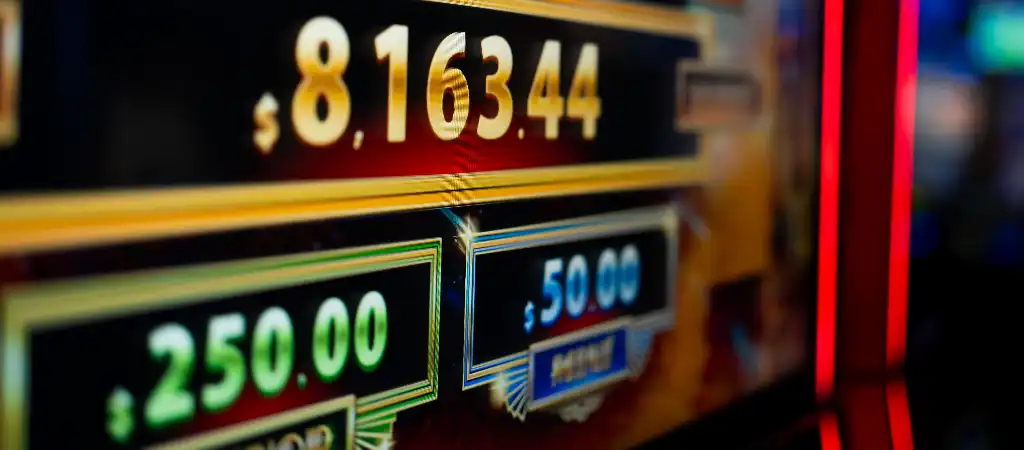 Nyerőg&eacute;p kijelzőj&eacute;n l&aacute;that&oacute; p&eacute;nz&ouml;sszegek &eacute;s jackpot &eacute;rt&eacute;kek r&eacute;szlete, amely a magas &eacute;s alacsony RTP k&ouml;z&ouml;tti k&uuml;l&ouml;nbs&eacute;g hat&aacute;s&aacute;t szeml&eacute;lteti a lehets&eacute;ges kifizet&eacute;sekre