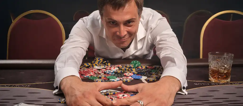 Kaszin&oacute;asztaln&aacute;l zsetonokat gyűjtő j&aacute;t&eacute;kos jelenete, amely a martingale strat&eacute;gia műk&ouml;d&eacute;s&eacute;t &eacute;s a t&eacute;tek folyamatos dupl&aacute;z&aacute;s&aacute;n alapul&oacute; fogad&aacute;si m&oacute;dszert szeml&eacute;lteti