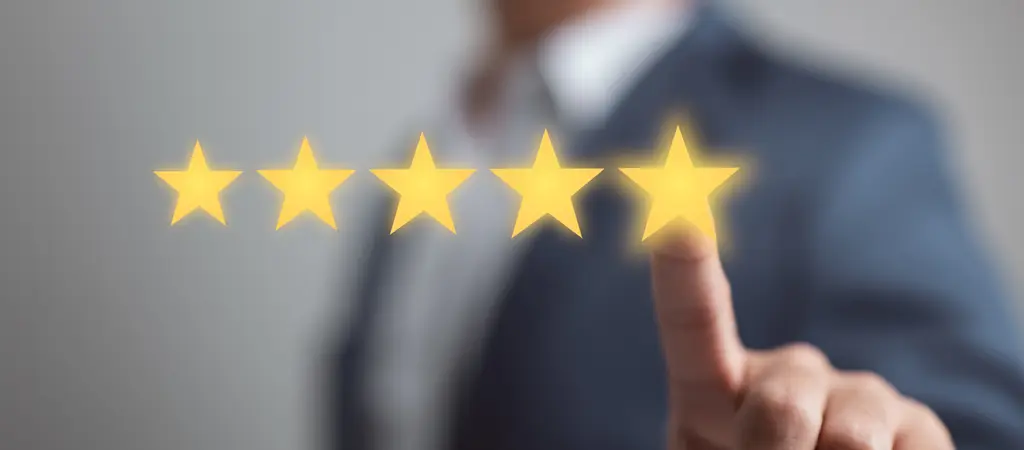 &Ouml;tcsillagos &eacute;rt&eacute;kel&eacute;st jelző grafika, amely az online kaszin&oacute; befizet&eacute;s n&eacute;lk&uuml;li b&oacute;nusz hiteless&eacute;g&eacute;t &eacute;s megb&iacute;zhat&oacute;s&aacute;g&aacute;t hangs&uacute;lyozza