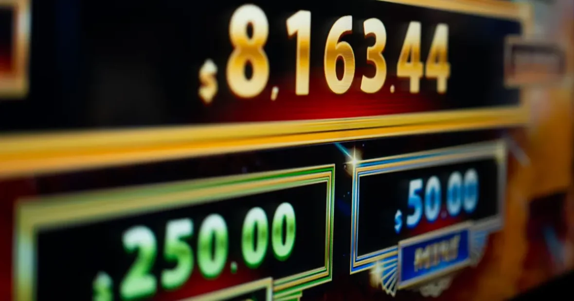 Nyerőgép pénznyeremény kijelzője különböző kifizetési szintekkel és jackpot összegekkel, amely a slot játékok nyerési esélyei és hosszú távú megtérülési arányának működését szemlélteti