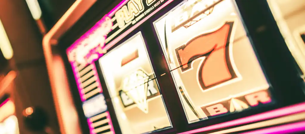 Nyerőg&eacute;pen megjelenő klasszikus hetes szimb&oacute;lumok j&aacute;t&eacute;k k&ouml;zben, amelyek a kaszin&oacute; slot j&aacute;t&eacute;kok RTP &eacute;rt&eacute;k&eacute;nek műk&ouml;d&eacute;s&eacute;t &eacute;s a hossz&uacute; t&aacute;v&uacute; visszafizet&eacute;si ar&aacute;ny fogalm&aacute;t szeml&eacute;ltetik